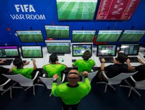 Влияние системы видеопомощи арбитрам (VAR) на современный футбол